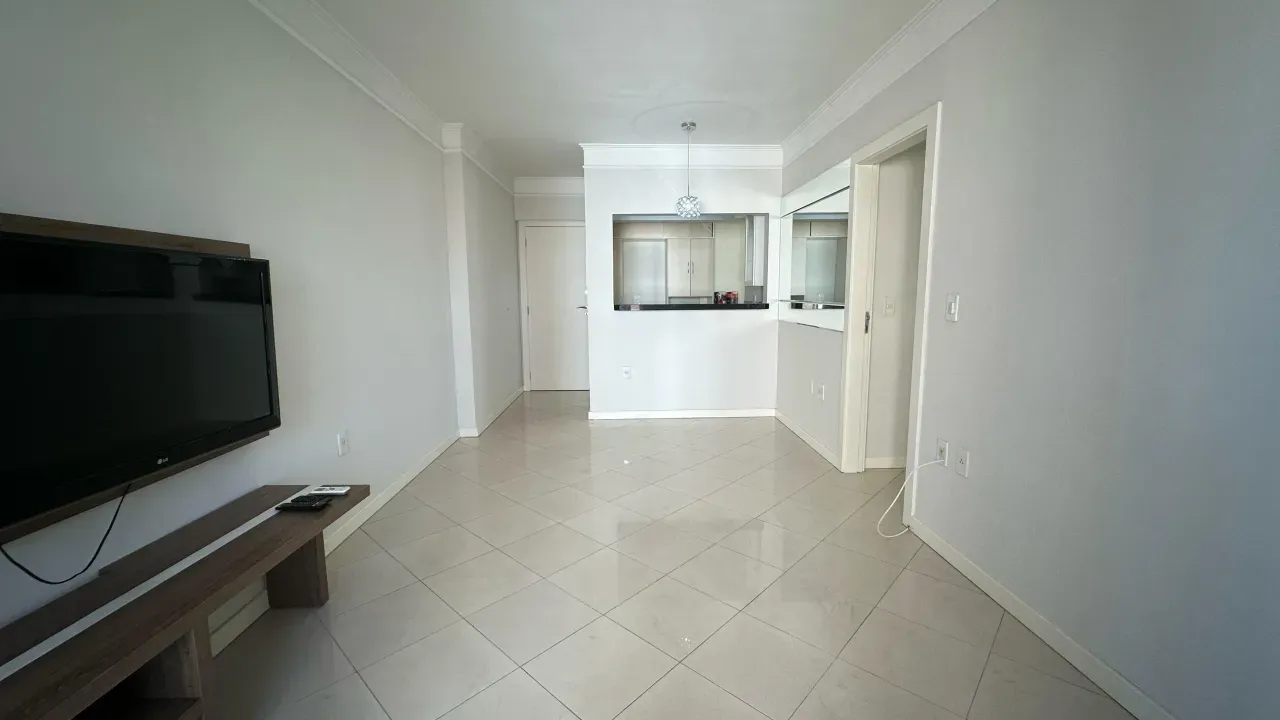 Apartamento de Alto Padrão mobiliado com 2 dormitórios sendo 1 suíte e 1 vaga no Centro em Balneário Camboriú — foto 3