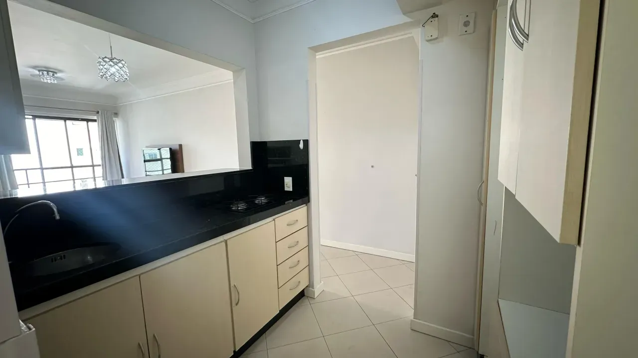 Apartamento de Alto Padrão mobiliado com 2 dormitórios sendo 1 suíte e 1 vaga no Centro em Balneário Camboriú — foto 2