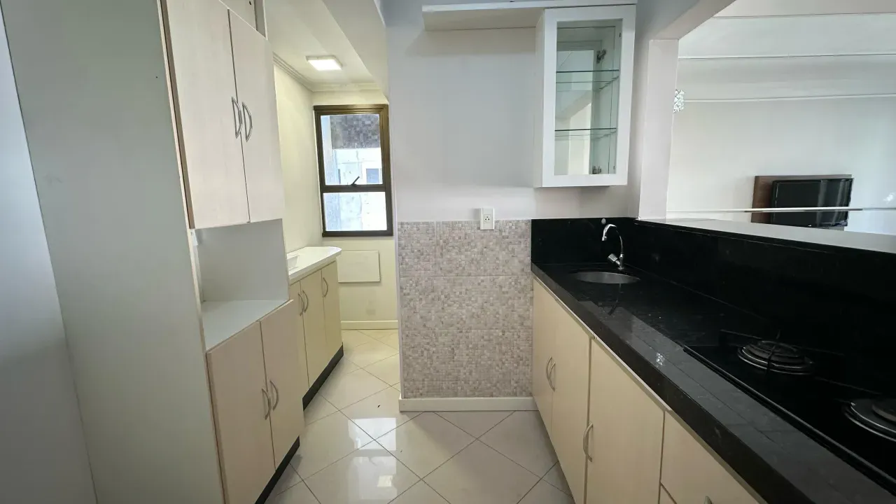 Apartamento de Alto Padrão mobiliado com 2 dormitórios sendo 1 suíte e 1 vaga no Centro em Balneário Camboriú — foto 15