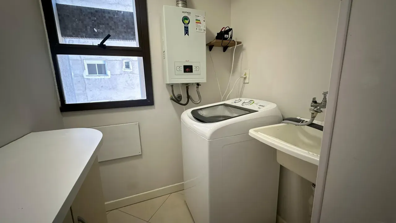 Apartamento de Alto Padrão mobiliado com 2 dormitórios sendo 1 suíte e 1 vaga no Centro em Balneário Camboriú — foto 18