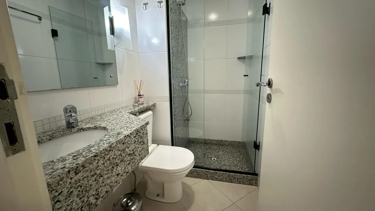 Apartamento de Alto Padrão mobiliado com 2 dormitórios sendo 1 suíte e 1 vaga no Centro em Balneário Camboriú — foto 4
