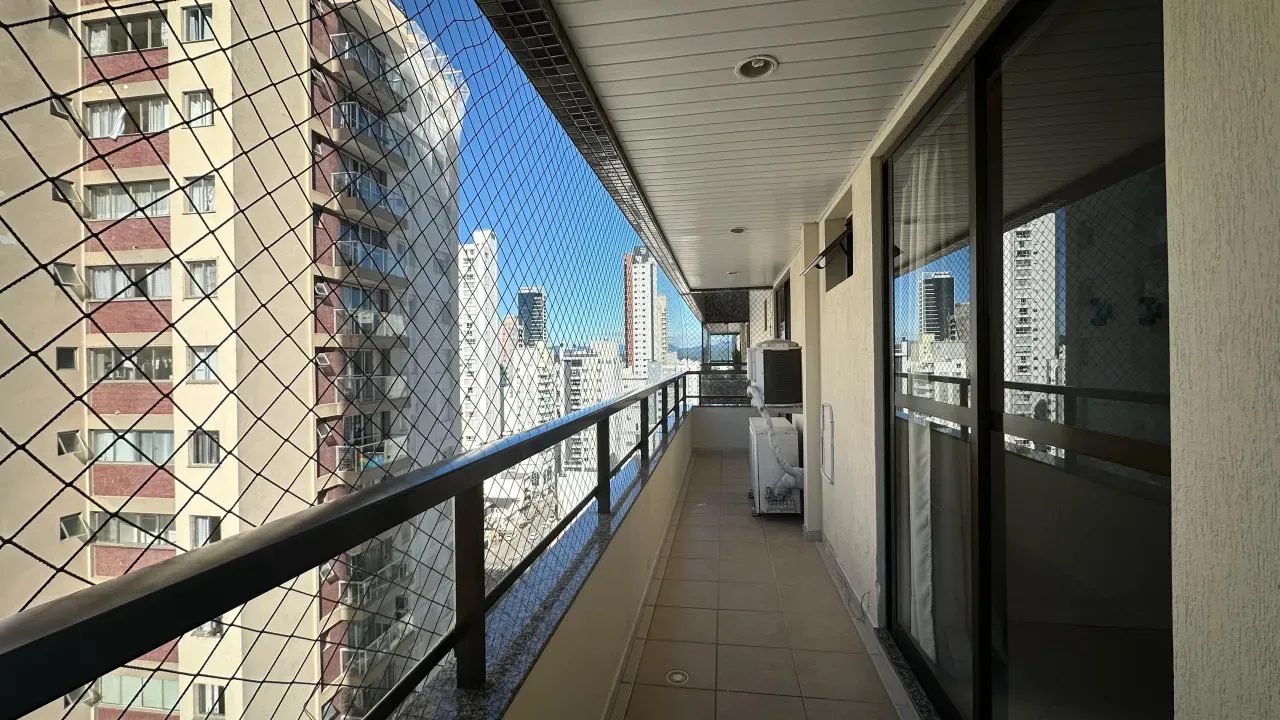 Apartamento de Alto Padrão mobiliado com 2 dormitórios sendo 1 suíte e 1 vaga no Centro em Balneário Camboriú — foto 9