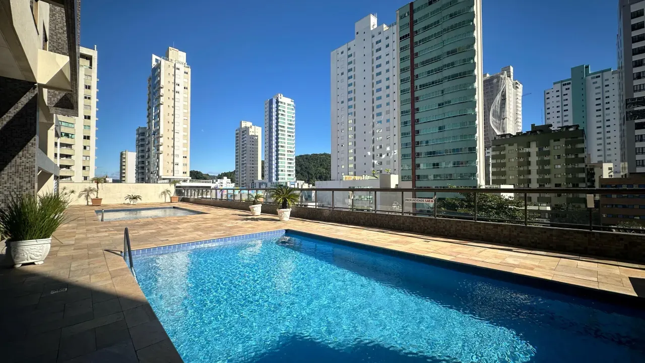 Apartamento de Alto Padrão mobiliado com 2 dormitórios sendo 1 suíte e 1 vaga no Centro em Balneário Camboriú — foto 10