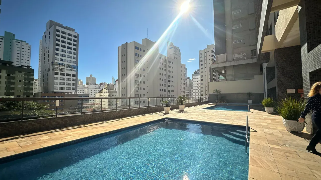 Apartamento de Alto Padrão mobiliado com 2 dormitórios sendo 1 suíte e 1 vaga no Centro em Balneário Camboriú — foto 12