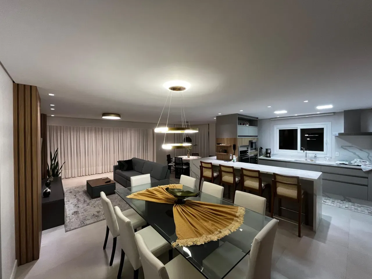 Apartamento com 4 dormitórios sendo 1 suíte e 2 vagas no Centro de Balneário Camboriú — foto 4
