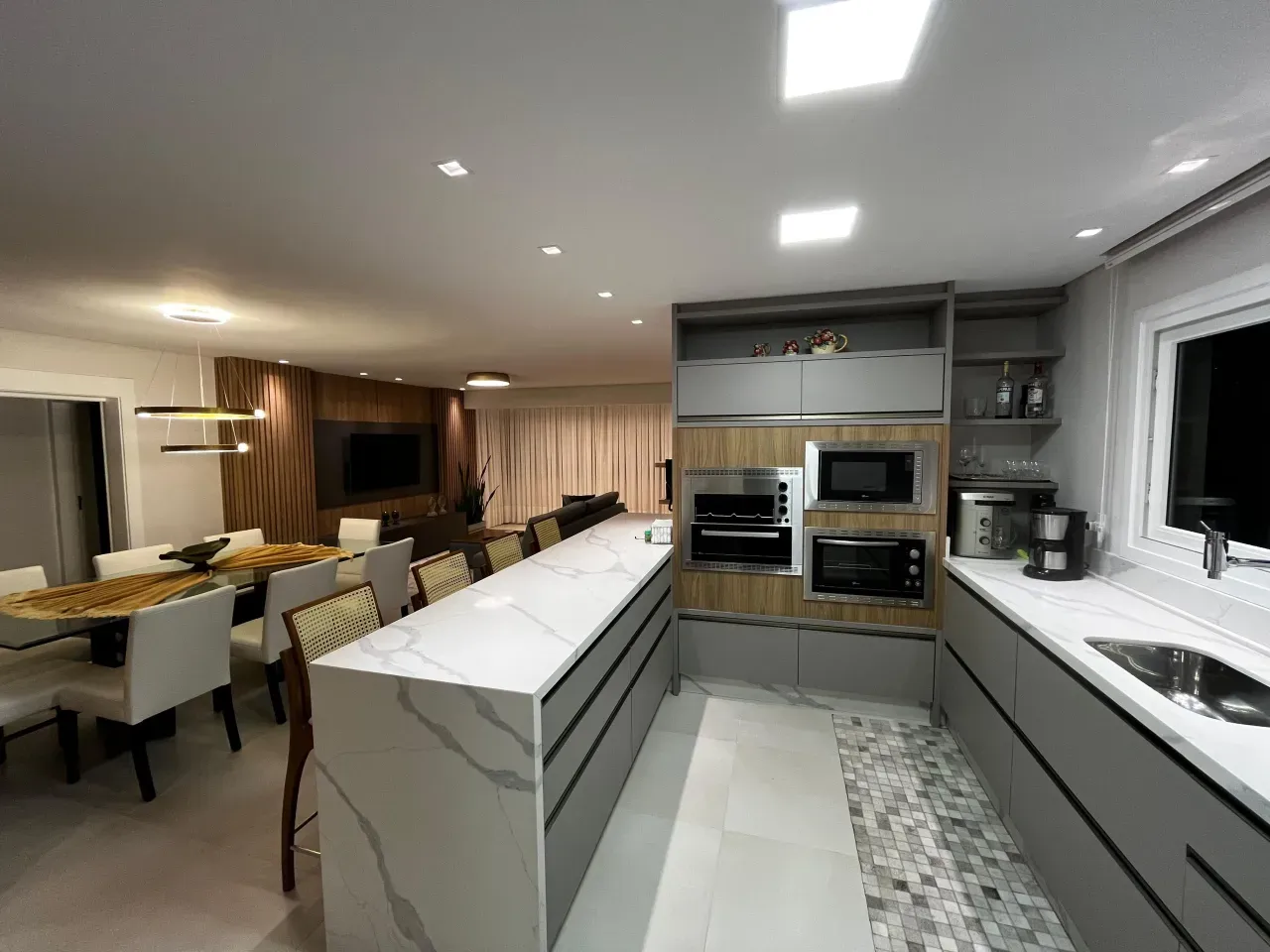 Apartamento com 4 dormitórios sendo 1 suíte e 2 vagas no Centro de Balneário Camboriú — foto 3