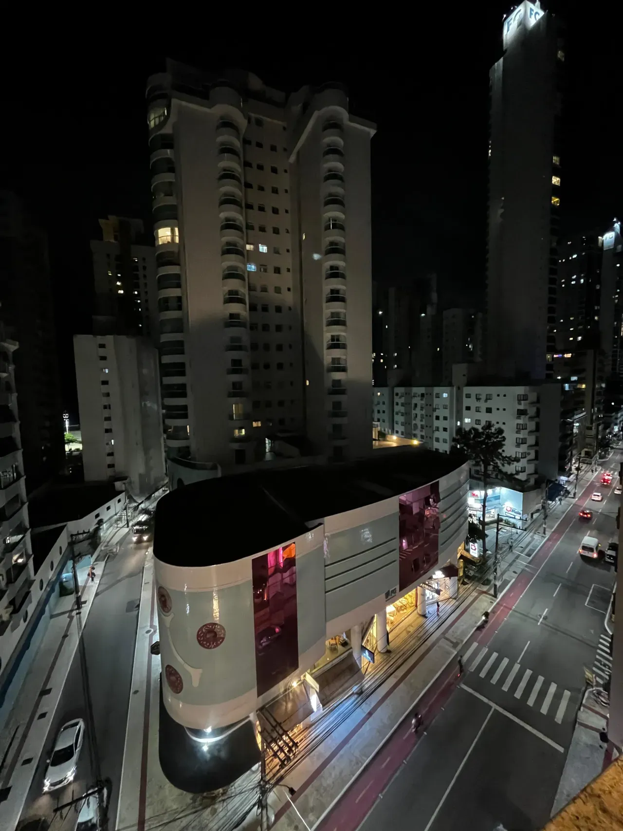Apartamento com 4 dormitórios sendo 1 suíte e 2 vagas no Centro de Balneário Camboriú — foto 7