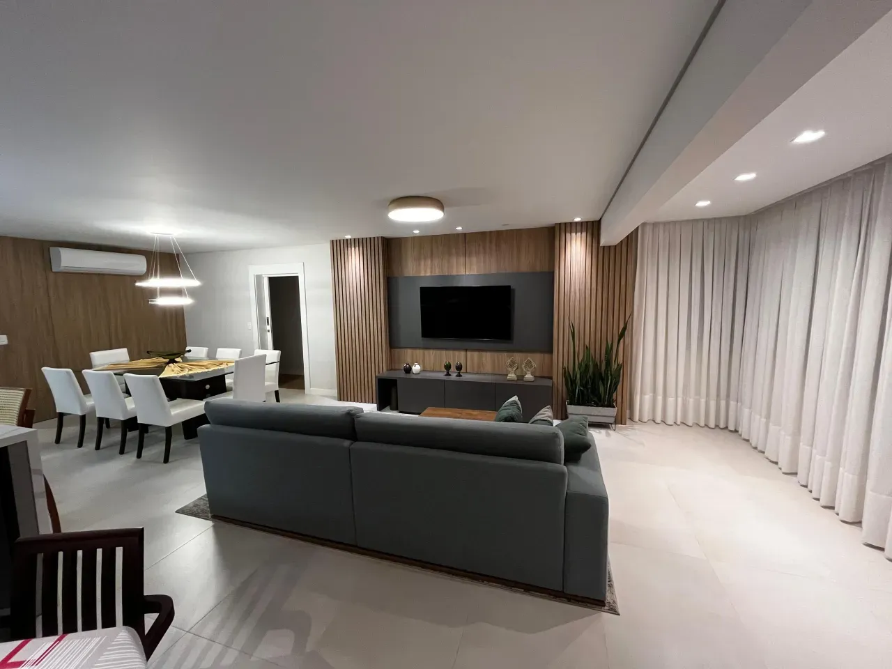 Apartamento com 4 dormitórios sendo 1 suíte e 2 vagas no Centro de Balneário Camboriú — foto 2