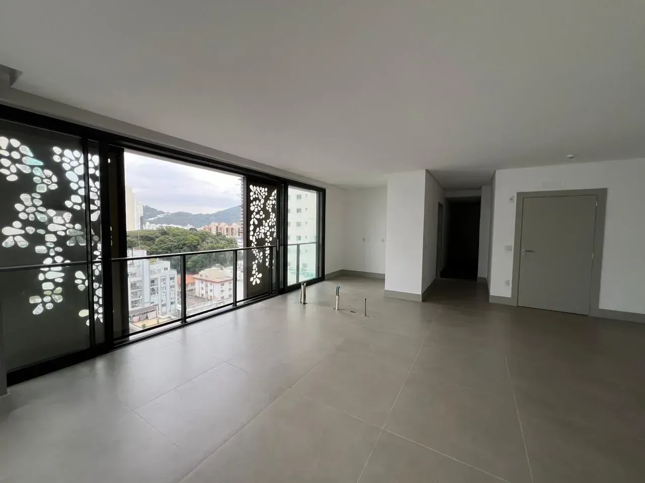 Apartamento com 4 suítes, closet e 3 vagas de garagem em Balneário Camboriú