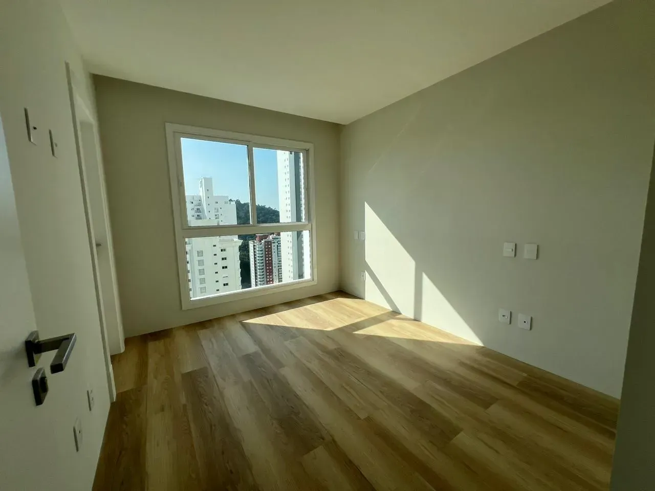 Apartamento com vista mar 4 suítes e 3 vagas de garagens no Bairro Pioneiros em Balneário Camboriú — foto 5