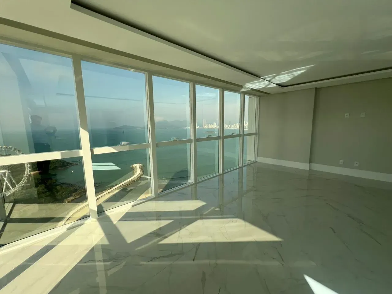 Apartamento com vista mar 4 suítes e 3 vagas de garagens no Bairro Pioneiros em Balneário Camboriú — foto 2