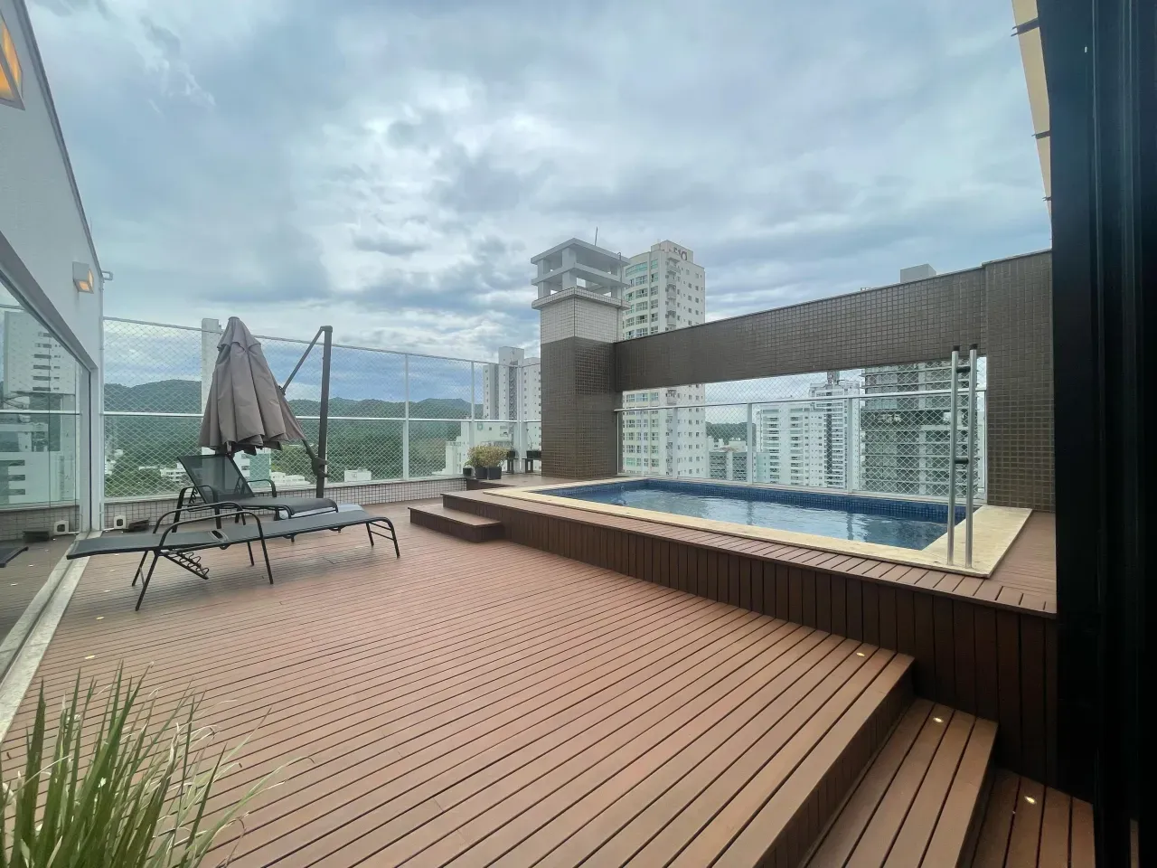 Cobertura Duplex com 3 dormitórios sendo 1 suíte e 4 vagas privativa no Centro em Balneário Camboriú