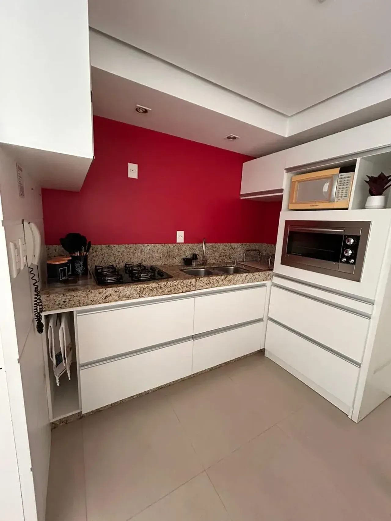 Apartamento Mobiliado com 3 dormitórios sendo 1 suíte e 1 vaga no Centro de Balneário Camboriú — foto 3
