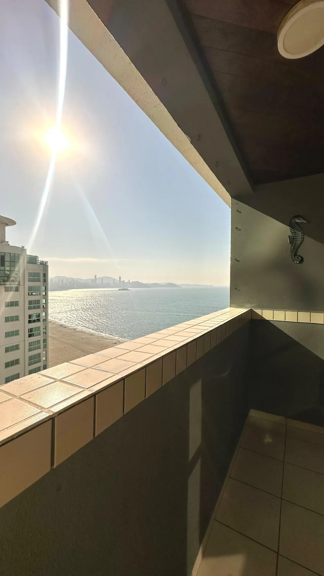 Apartamento com 2 dormitórios sendo 1 suíte e 1 vaga na Avenida Atlântica em Balneário Camboriú — foto 3