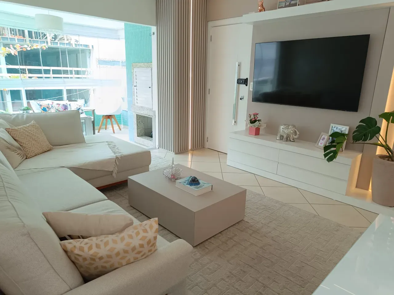 Apartamento com 3 dormitórios sendo 1 suíte e 1 vaga garagem no Centro de Balneário Camboriú — foto 2