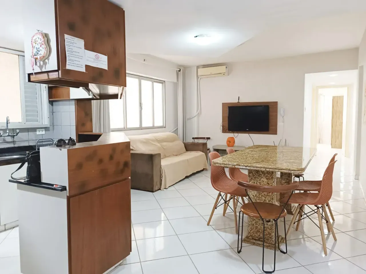 Apartamento de 2 dormitórios sendo 1 suíte e 1 vaga de garagem no Centro de Balneário Camboriú