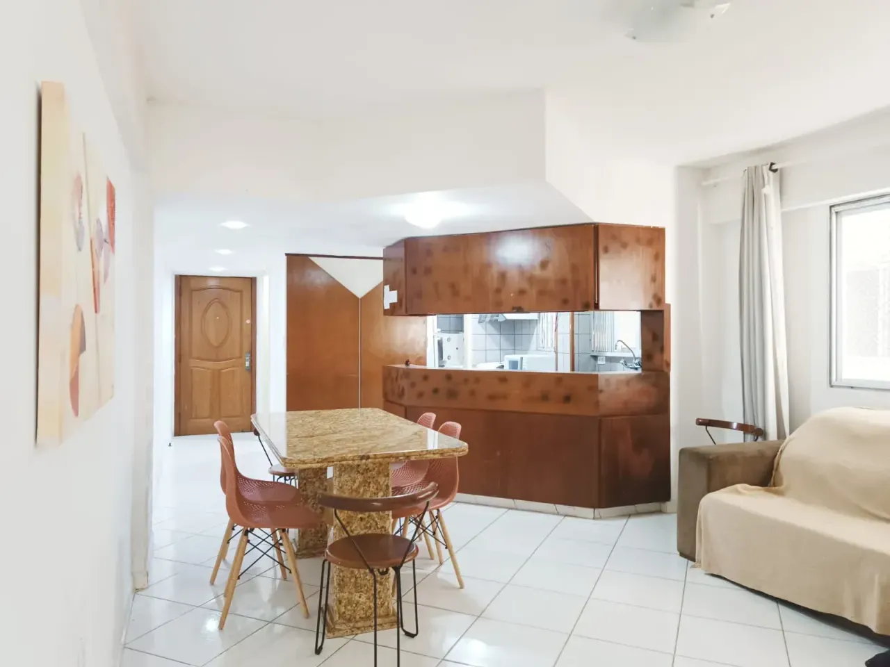 Apartamento de 2 dormitórios sendo 1 suíte e 1 vaga de garagem no Centro de Balneário Camboriú — foto 2