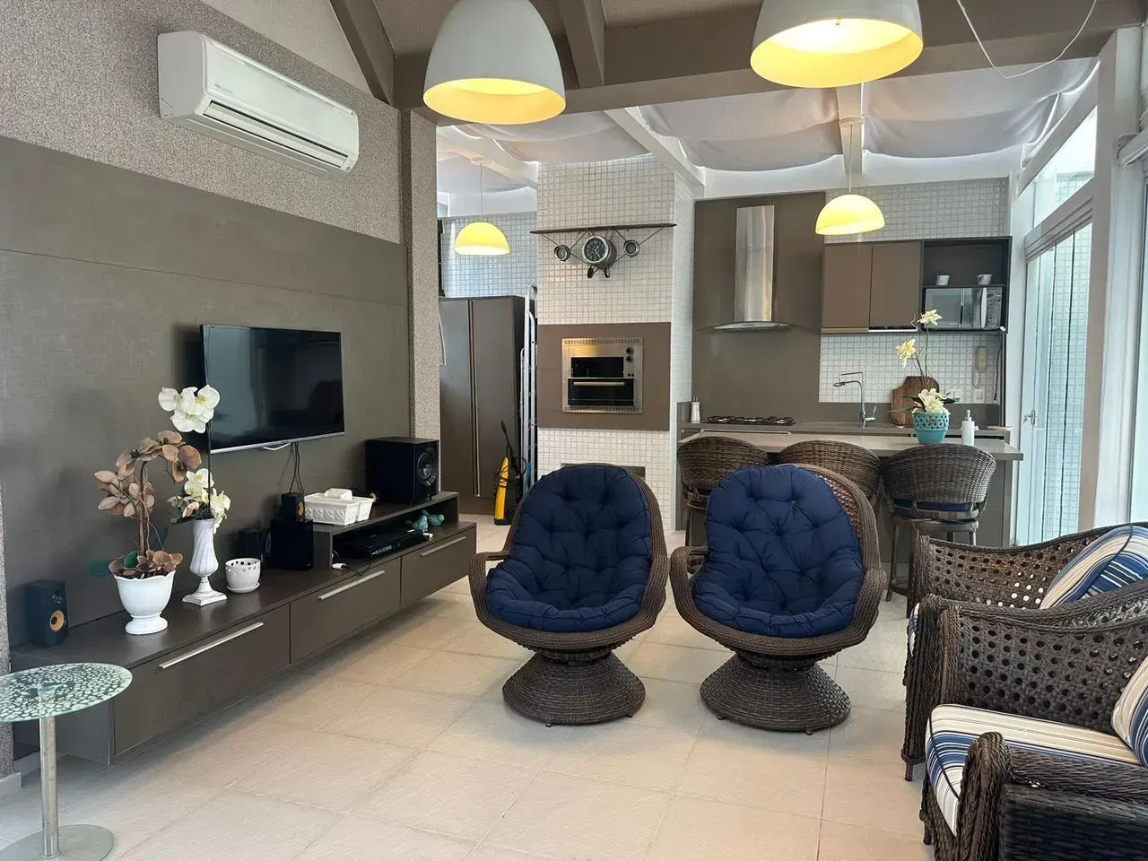 Apartamento mobiliado com 3 suítes e 2 vagas de garagem no Centro de Balneário Camboriú — foto 4