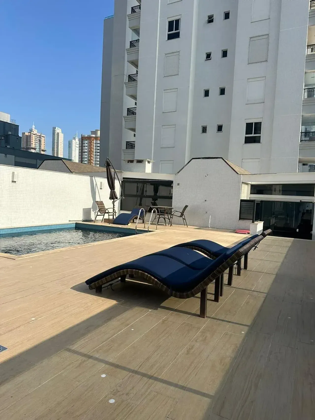 Apartamento mobiliado com 3 suítes e 2 vagas de garagem no Centro de Balneário Camboriú — foto 2