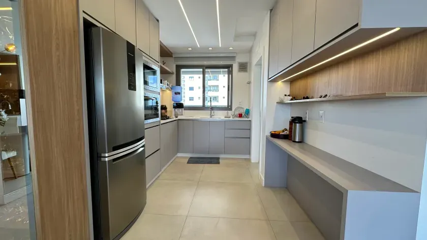 Apartamento alto padrão com 3 suítes e 3 vagas de garagem no Centro de Balneário Camboriú — foto 2