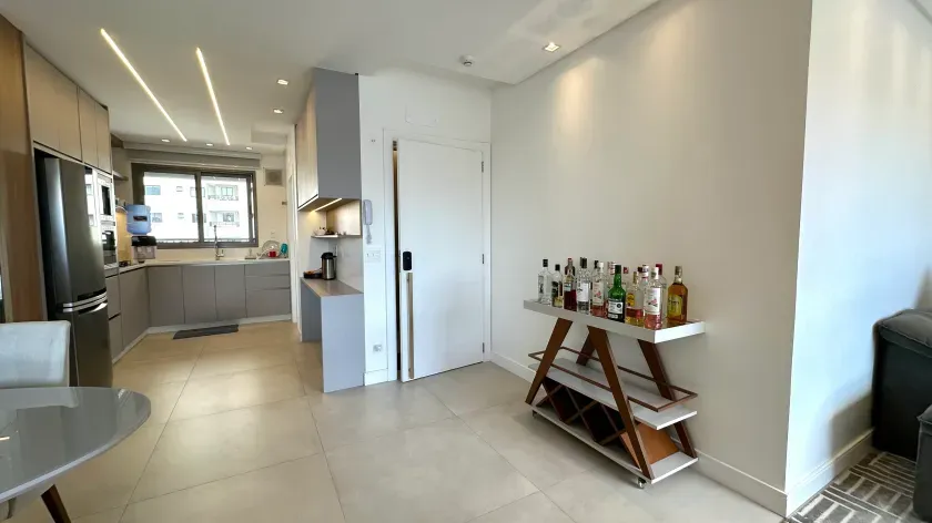 Apartamento alto padrão com 3 suítes e 3 vagas de garagem no Centro de Balneário Camboriú — foto 7