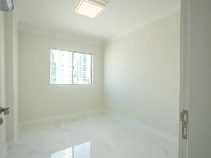 Apartamento quadra mar com 3 dormitórios sendo 2 demi suítes, sacada com churrasqueira em Balneário Camboriú — foto 10