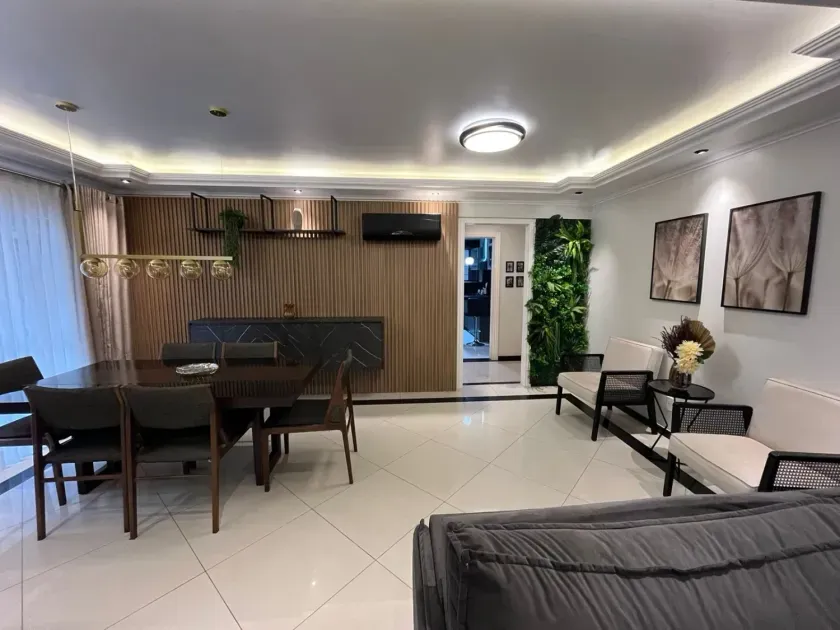 Apartamento Quadra mar com 3 dormitórios sendo 1 suíte, 1 vaga de garagem no Centro de Balneário Camboriú