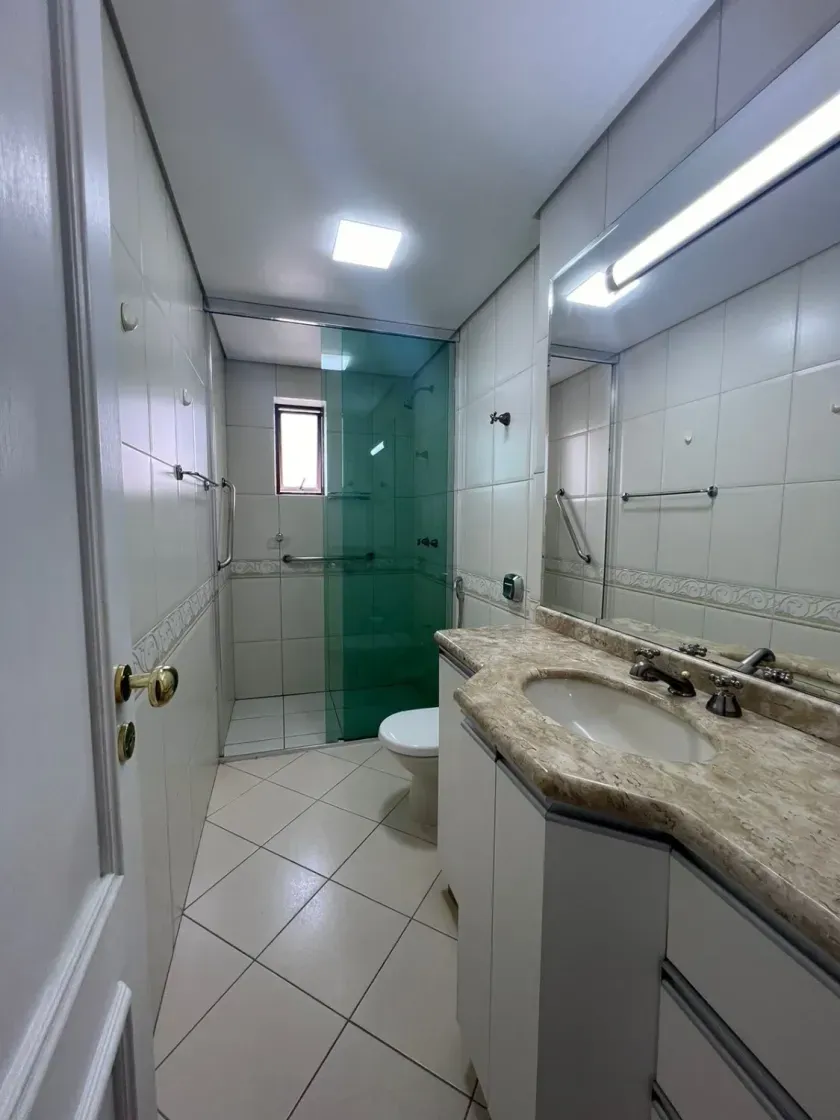 Apartamento Lindo vista do mar com 4 dormitórios sendo 2 suítes, 2 vagas de garagem no Centro de Balneário Camboriú — foto 2