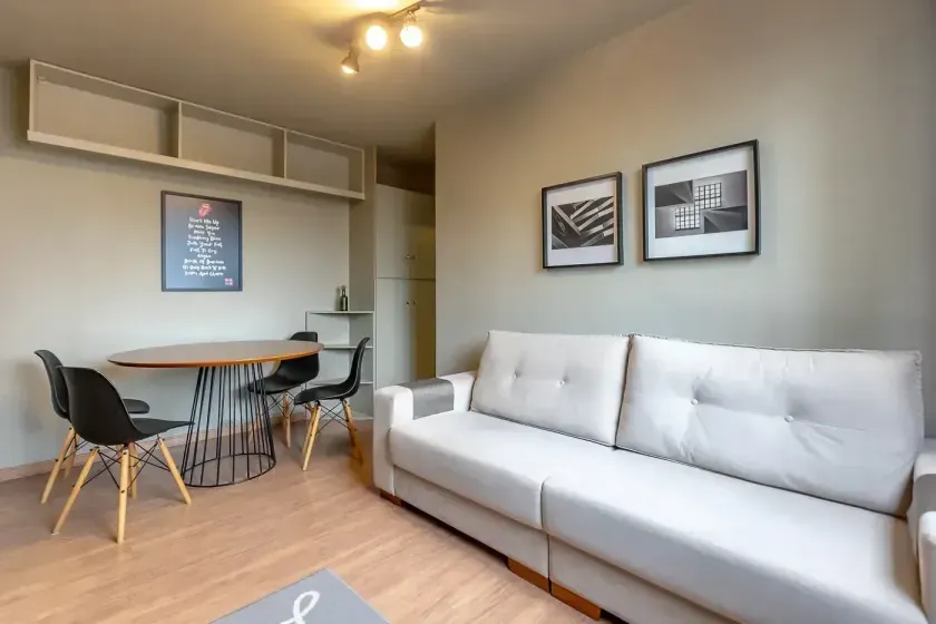 Apartamento com 1 dormitório, 1 vaga de garagem no Centro de Balneário Camboriú
