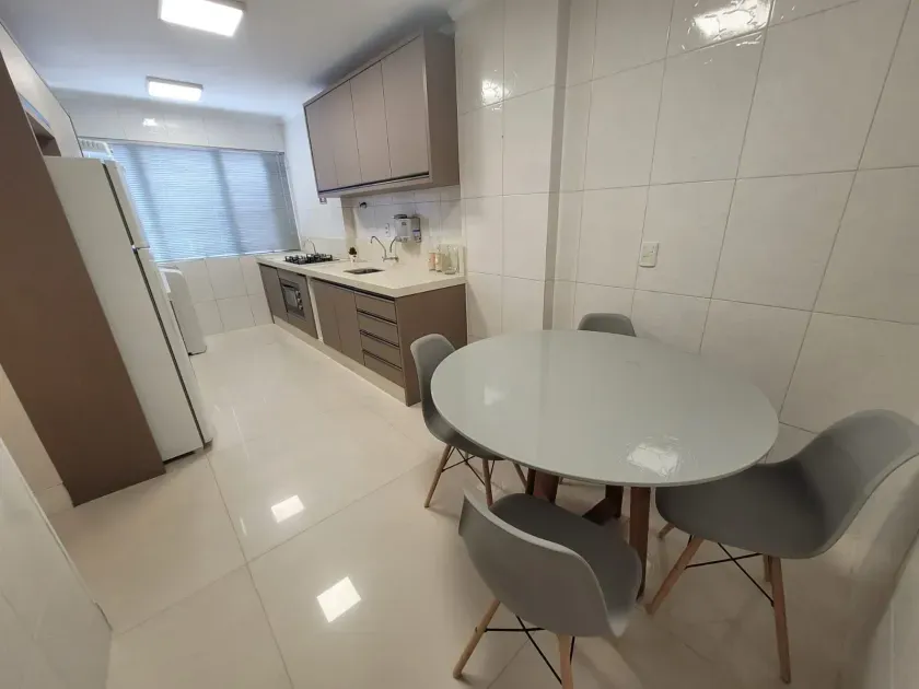 Apartamento com 3 dormitórios sendo 1 suíte e 1 vaga de garagem, no Centro de Balneário Camboriú — foto 4