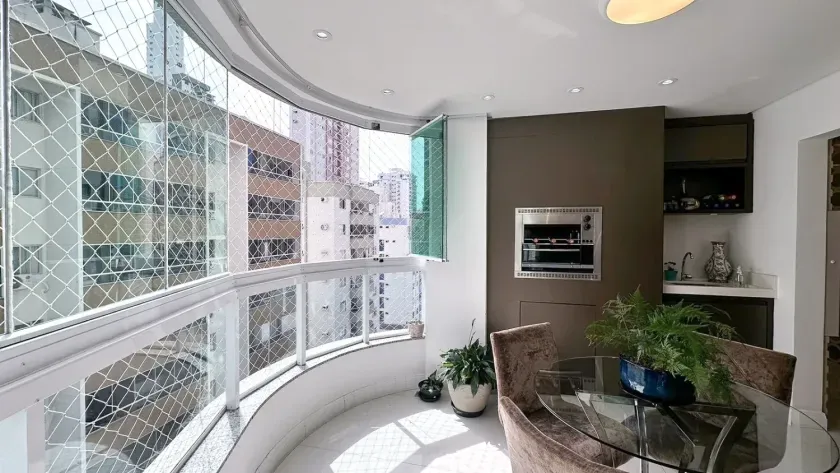 Apartamento com 4 dormitórios sendo 2 suítes e 2 vagas de garagem no centro de Balneário Camboriú
