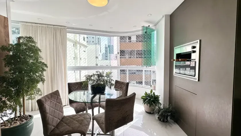 Apartamento com 4 dormitórios sendo 2 suítes e 2 vagas de garagem no centro de Balneário Camboriú — foto 2