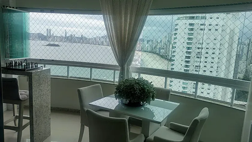 Apartamento com 3 suítes finamente mobiliado, vista para o mar na Barra Norte — foto 3