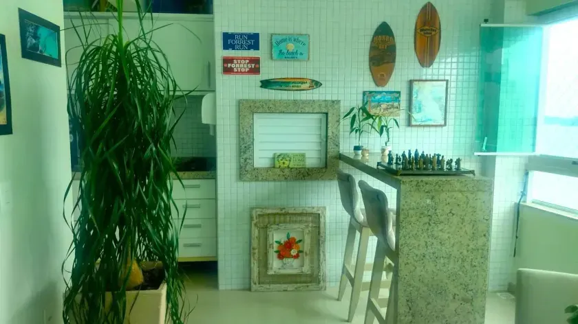 Apartamento com 3 suítes finamente mobiliado, vista para o mar na Barra Norte