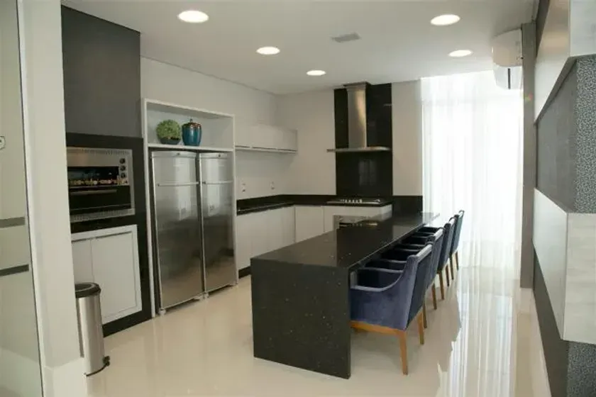Apartamento mobiliado com 3 suítes, 3 vagas de garagem no Centro de Balneário Camboriú — foto 3