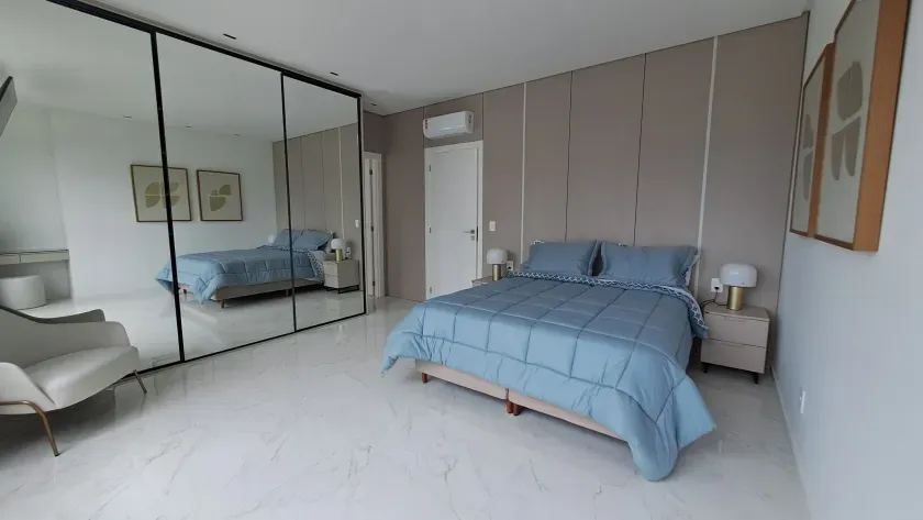 Cobertura duplex com 4 suítes, 3 vagas de garagem no Centro de Balneário Camboriú