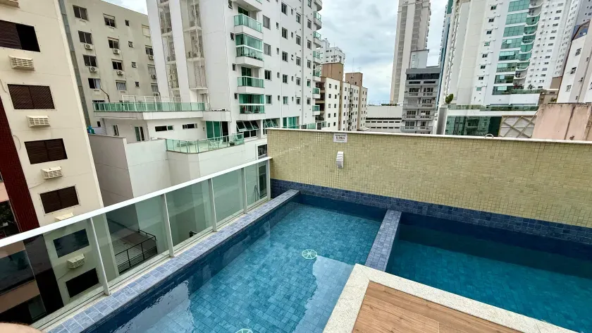 Apartamento novo com 4 suítes e 3 vagas de garagem em Balneário Camboriú