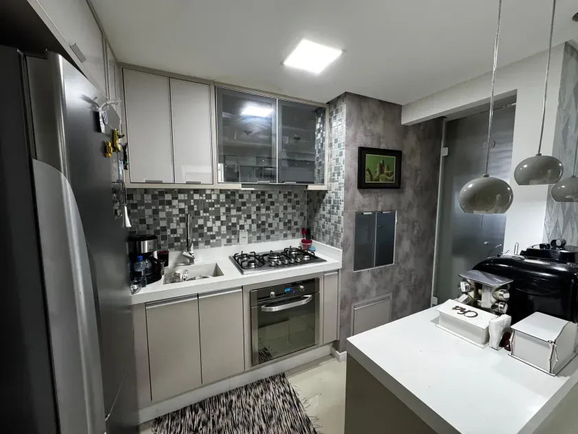 Apartamento semi mobiliado com 2 dormitórios sendo 1 suíte e 1 vaga no Centro de Balneário Camboriú — foto 3