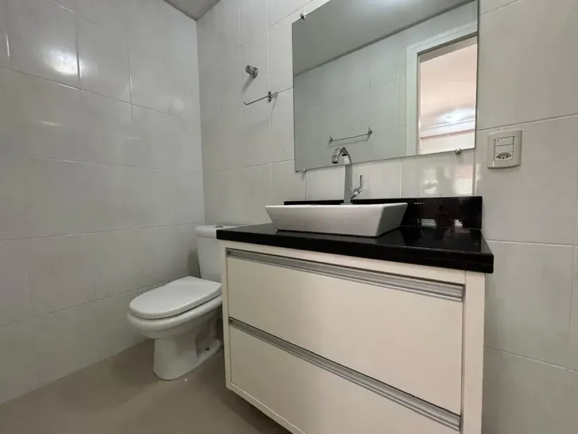 Apartamento com 2 dormitórios sendo 1 suíte e 1 vaga de garagem no Centro em Balneário Camboriú — foto 2