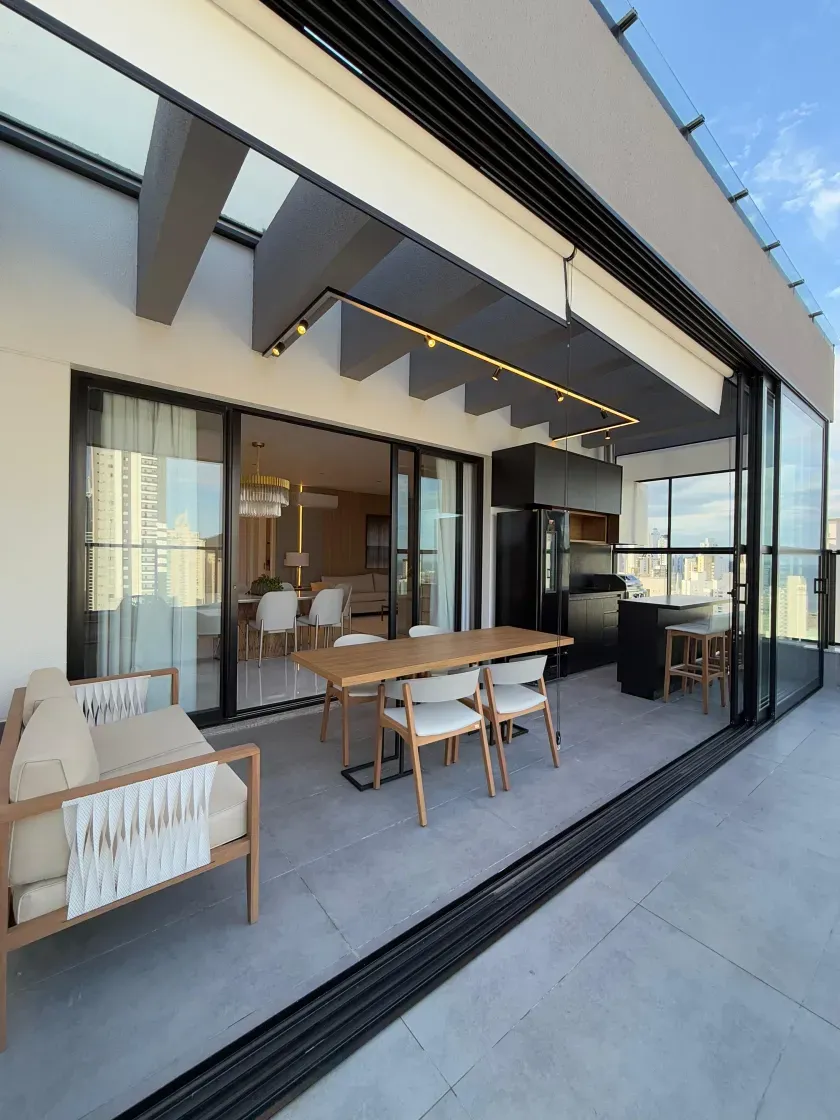 Cobertura Duplex com 4 suítes e 3 vagas de garagem em Balneário Camboriú