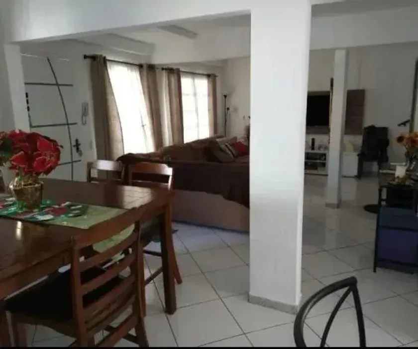 Sobrado no Centro com 3 quartos e 3 vagas de garagem de Balneário Camboriú