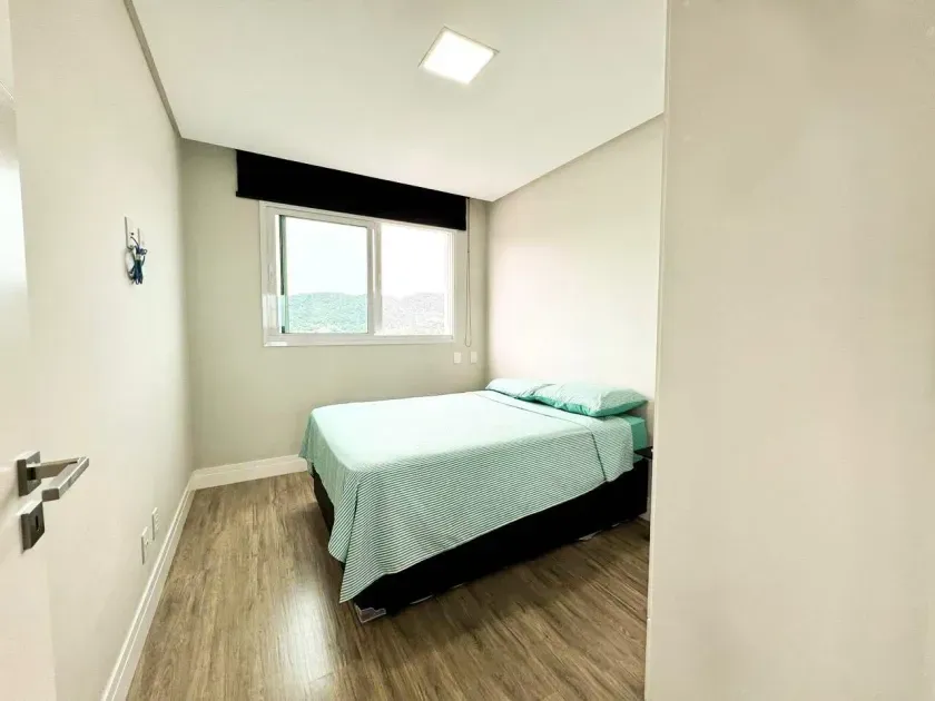 Apartamento mobiliado com 4 dormitórios sendo 2 suítes e 2 vagas de garagem em Balneário Camboriú