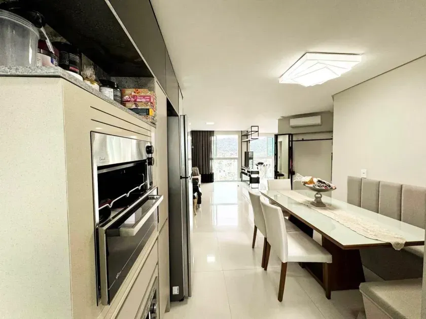 Apartamento mobiliado com 4 dormitórios sendo 2 suítes e 2 vagas de garagem em Balneário Camboriú — foto 2