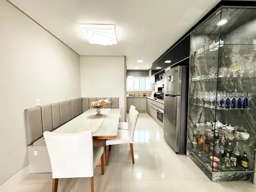 Apartamento mobiliado com 4 dormitórios sendo 2 suítes e 2 vagas de garagem em Balneário Camboriú — foto 6