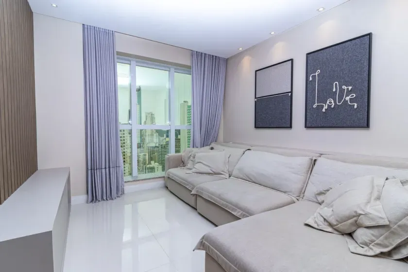 Apartamento andar alto com 3 suítes e 4 vagas de garagem no Centro de Balneário Camboriú — foto 2
