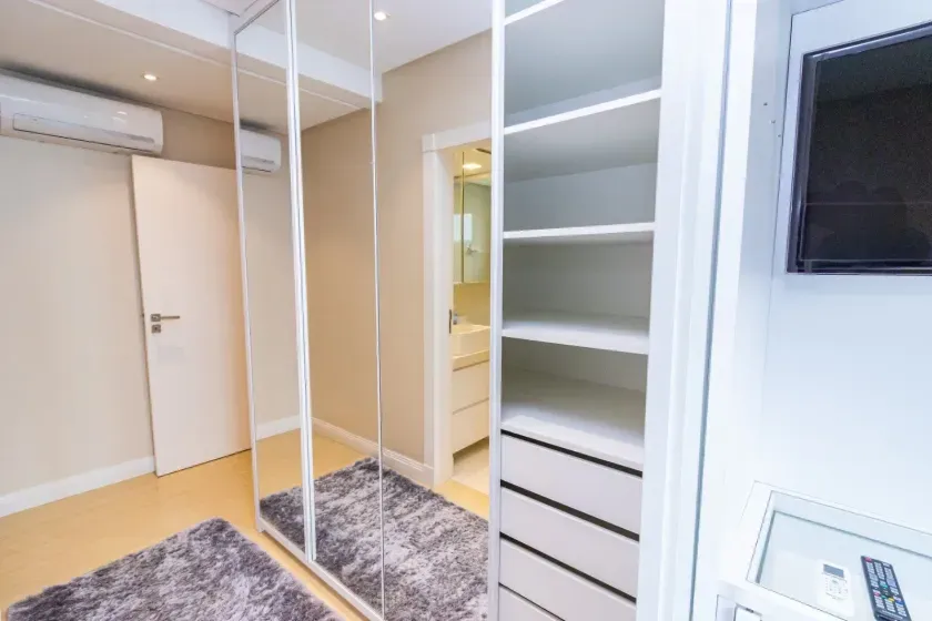 Apartamento andar alto com 3 suítes e 4 vagas de garagem no Centro de Balneário Camboriú — foto 4