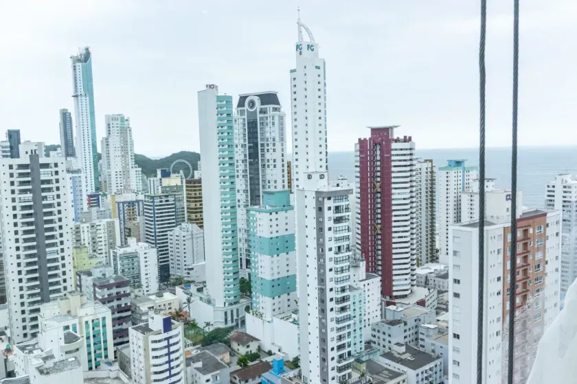 Apartamento andar alto com 3 suítes e 4 vagas de garagem no Centro de Balneário Camboriú — foto 9