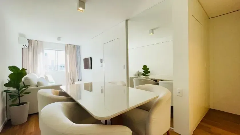 Apartamento mobiliado com 1 dormitório e 1 vaga de garagem no Centro de Balneário Camboriú