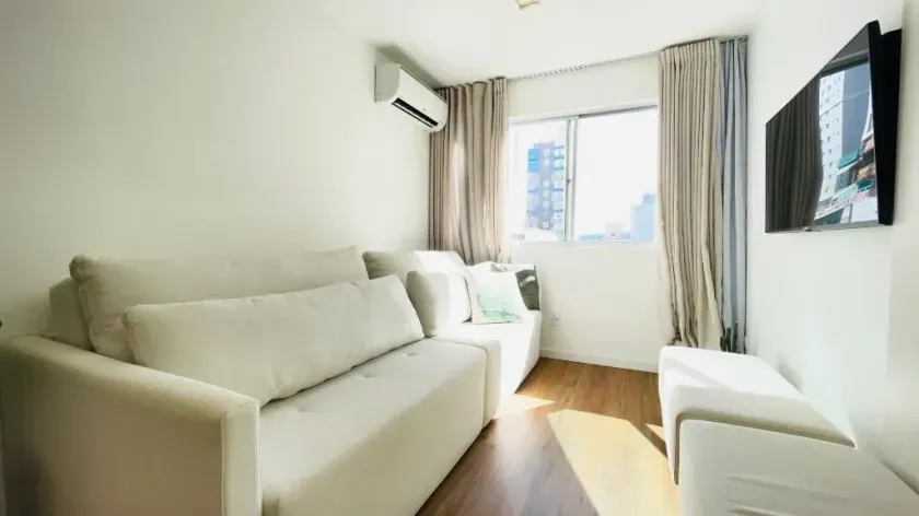 Apartamento mobiliado com 1 dormitório e 1 vaga de garagem no Centro de Balneário Camboriú — foto 2
