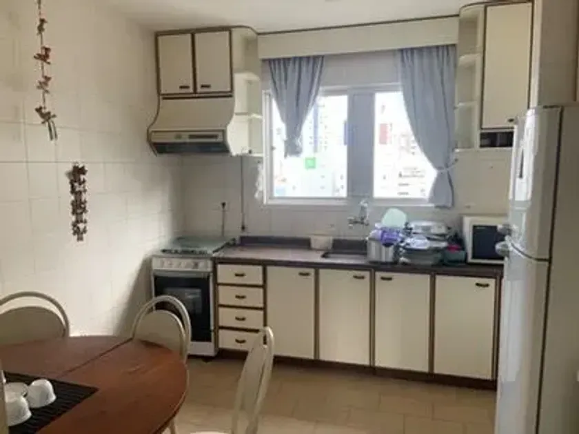 Apartamento com 2 dormitórios sendo 1 suíte e 1 vaga de garagem em Balneário Camboriú